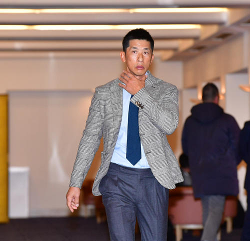 阪神の合同スタッフ会議の会場に到着する矢野監督（撮影・清水貴仁）