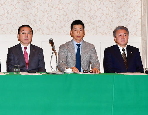 阪神の合同スタッフ会議で席に着く矢野耀大監督（中央）、左は揚塩健治球団社長、右は清水雅治ヘッドコーチ（撮影・清水貴仁）