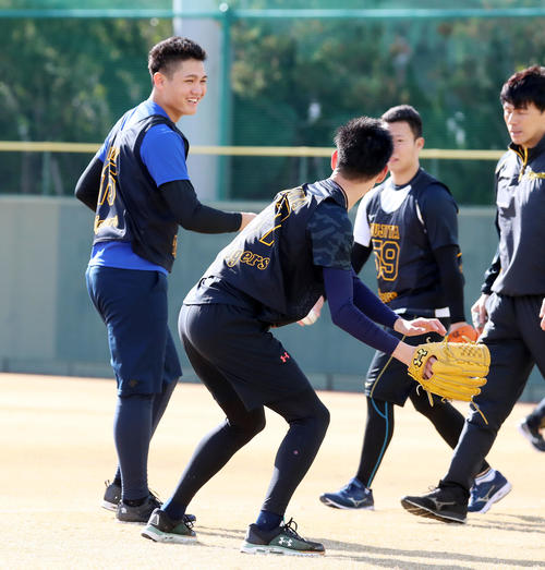 キャッチボールを終えた西純は及川（右）と談笑する（撮影・加藤哉）