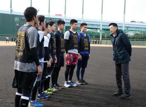 矢野監督（右）から言葉を掛けられる新入団選手たち、右から西、井上、及川、遠藤、藤田、小川、小野寺、奥山（撮影・加藤哉）
