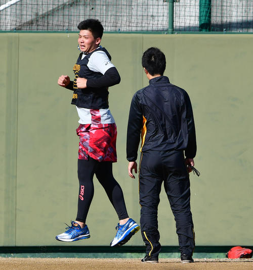 阪神の新人合同自主トレ初日、別メニューでひとり練習を行う井上広大（撮影・清水貴仁）