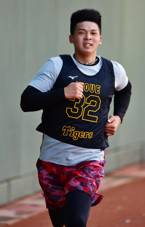 フェンス際をダッシュする井上（撮影・清水貴仁）