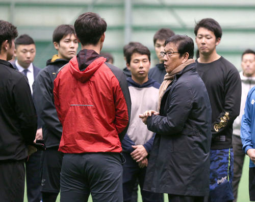 新人合同自主トレで新入団選手に話しをする日本ハム栗山監督（撮影・黒川智章）