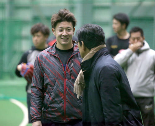 栗山監督と話す日本ハム吉田輝（撮影・黒川智章）