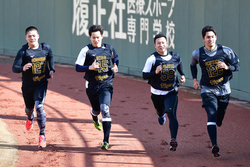 阪神の新人合同自主トレ初日、ポール間をランニングする新人たち、左から小野寺暖、遠藤成、藤田健斗、奥山皓太（撮影・清水貴仁）