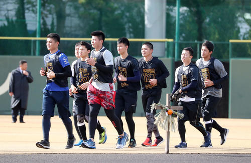しめ飾りが残るグラウンドを走る新入団選手たち。左から西純、小川、遠藤、井上、及川、小野寺、藤田、奥山（撮影・加藤哉）