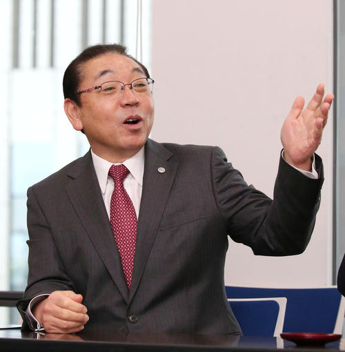 本社で懇談する阪神の揚塩社長（撮影・上山淳一）