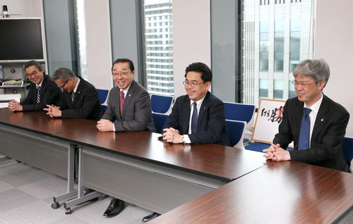 本社で懇談する阪神の揚塩社長（左から3人目）ら（撮影・上山淳一）
