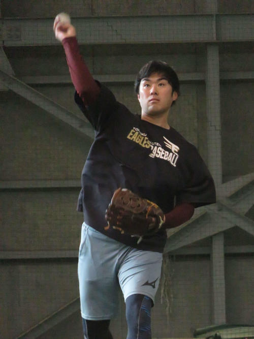 自主トレでキャッチボールを行う楽天由規（撮影・桑原幹久）