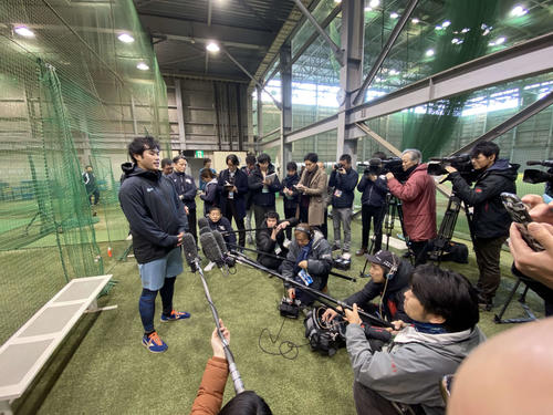 自主トレ公開を終え、大勢の報道陣を前に囲み取材に応じる楽天由規（撮影・桑原幹久）