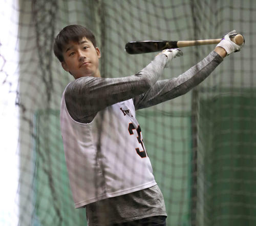 トスバッティングで快音を響かせるドラフト1位の堀田（撮影・丹羽敏通）
