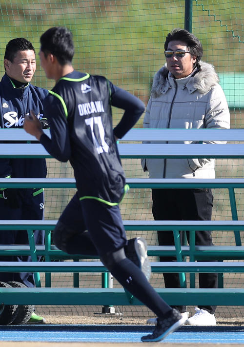 ランニングする奥川（手前）を見つめる高津監督（右）（撮影・狩俣裕三）