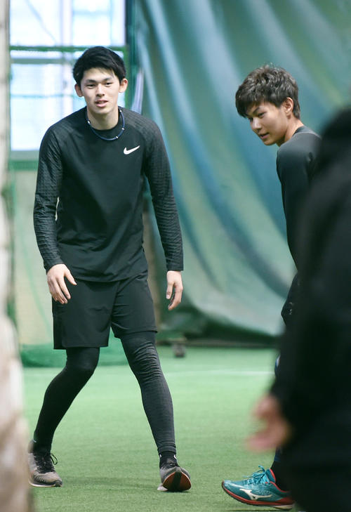 あいさつを交わすロッテ佐々木朗（左）と藤原（撮影・横山健太）