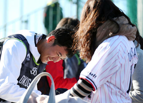 新人合同自主トレ後、ファンに笑顔でサインする奥川（撮影・狩俣裕三）