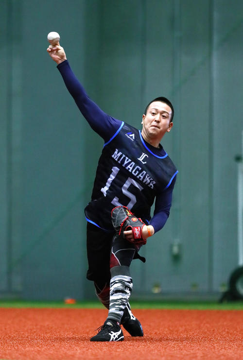 キャッチボールする西武ドラフト1位の宮川（撮影・足立雅史）