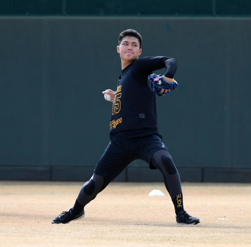 新人合同自主トレでキャッチボールを行う西純矢（撮影・前岡正明）