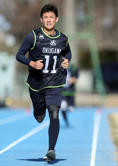 ランニングで汗を流す奥川（撮影・狩俣裕三）