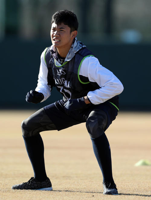 新人合同自主トレのウオーミングアップで険しい表情を見せる奥川（撮影・狩俣裕三）