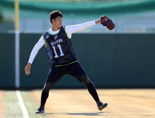 新人合同自主トレでキャッチボールをする奥川（撮影・狩俣裕三）