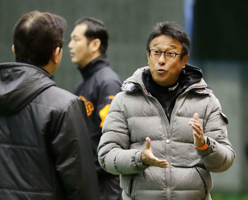 新人合同自主トレを視察した巨人宮本コーチ（撮影・丹羽敏通）