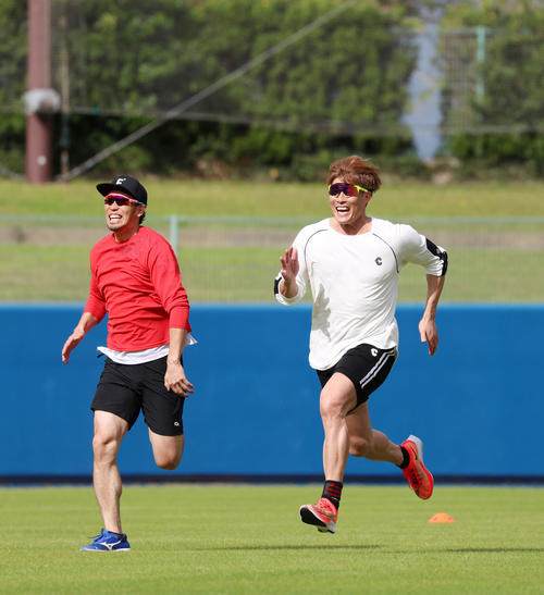 自主トレを公開し藤井（左）らとランメニューを行う糸井（撮影・加藤哉）