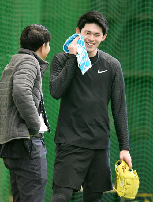 タオルで汗を拭うロッテ佐々木朗（右）（撮影・横山健太）