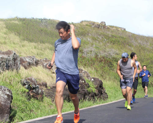 山の坂道でダッシュする巨人中川（撮影・久保賢吾）