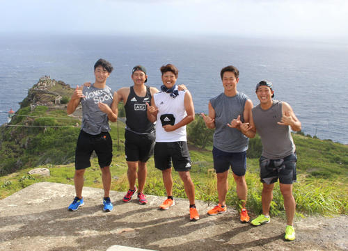 山頂に到着し、笑顔でポーズを決める、左から巨人直江、菅野、宮国、中川、鍬原（撮影・久保賢吾）