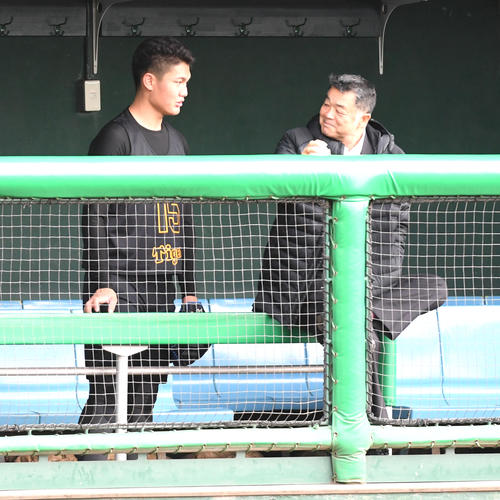 新人合同自主トレで川藤OB会長（右）の話を聞く西純矢（撮影・前岡正明）