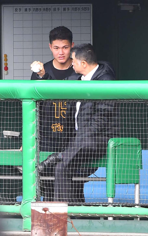 川藤幸三阪神OB会長（右）の話を真剣な表情で聞く阪神新入団ドラフト1位の西純矢（撮影・上田博志）