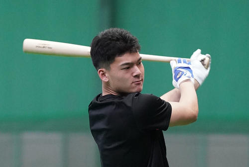 打撃練習をする石川昂弥（撮影・森本幸一）