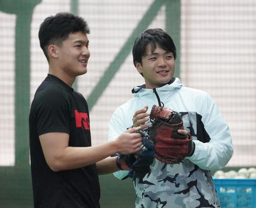 石川昂弥（左）と談笑する郡司裕也（右）（撮影・森本幸一）
