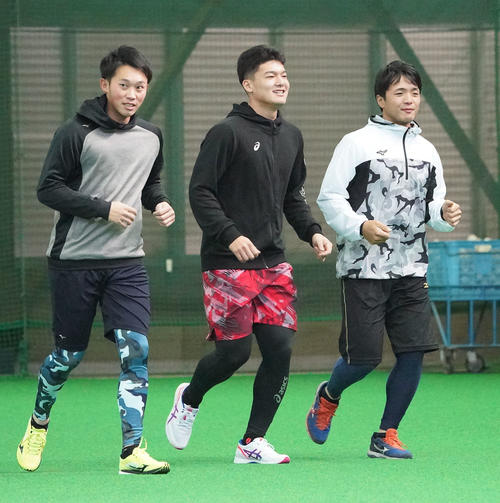 ランニングをする（左から）岡野祐一郎、石川昂弥、郡司裕也（撮影・森本幸一）