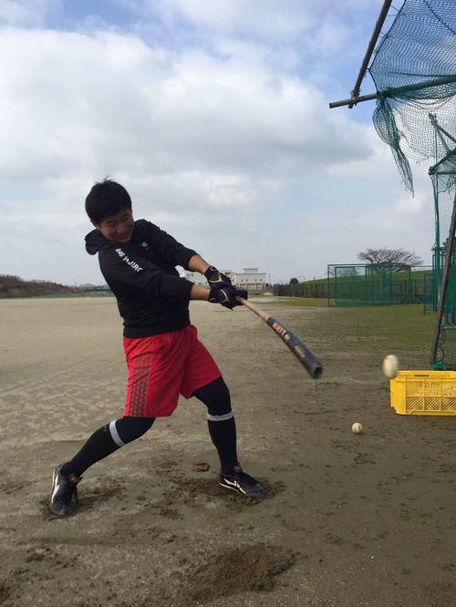 2年目を迎えたソフトバンク野村はキャンプでのアピールに向け自主トレで打撃向上を目指す