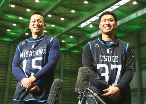 練習を終え、笑顔で取材に応じる西武ドラフト1位の宮川（左）と同5位の柘植（撮影・足立雅史）