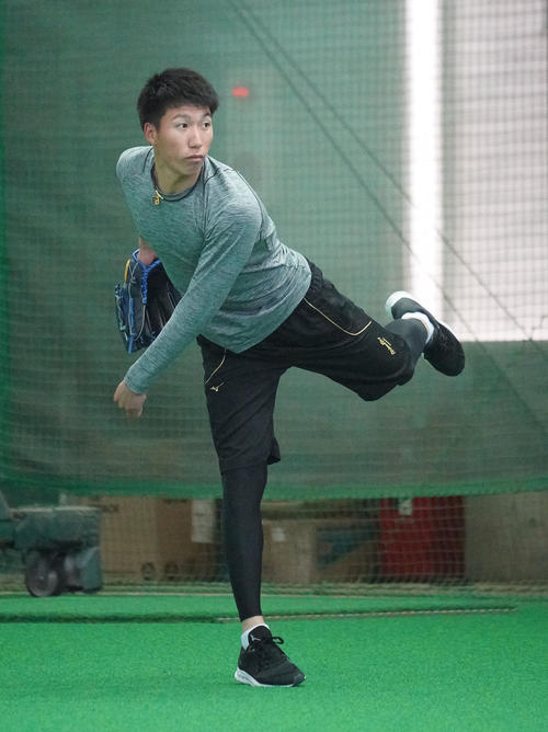 キャッチボールをする橋本侑樹（撮影・森本幸一）