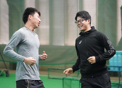 明るい表情で言葉を交わしランニングをする橋本侑樹（左）と松田亘哲（右）（撮影・森本幸一）