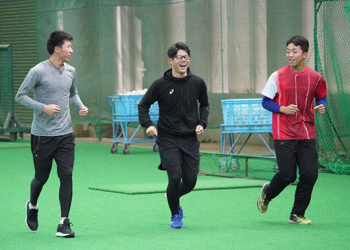 ランニングをする（左から）橋本侑樹、松田亘哲、岡林勇希（撮影・森本幸一）