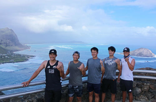 山頂付近で海をバックに笑顔で写真に納まる巨人の、左から菅野、鍬原、中川、直江、宮国（撮影・久保賢吾）