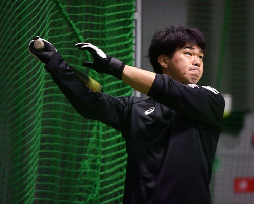 筑後で黙々と打撃練習で汗を流す長谷川勇也（撮影・今浪浩三）
