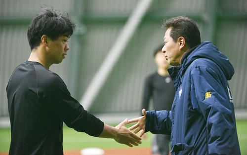 森浩之ヘッドコーチ（右）にあいさつし握手を交わす長谷川勇也（撮影・今浪浩三）