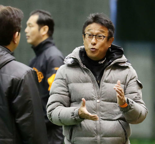 新人合同自主トレを視察した宮本コーチ（撮影・丹羽敏通）