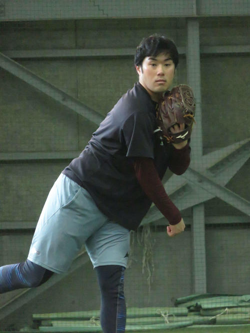 自主トレでキャッチボールを行う楽天由規（撮影・桑原幹久）