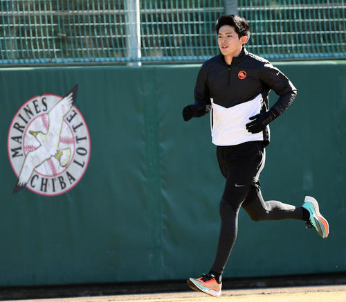 ランニングするロッテ佐々木朗（撮影・横山健太）