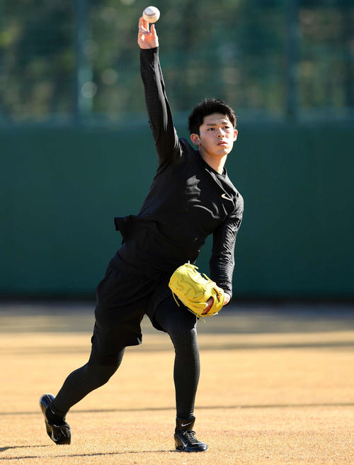 キャッチボールするロッテ佐々木朗（撮影・横山健太）