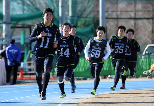 ランニングで先頭を走る奥川（撮影・狩俣裕三）
