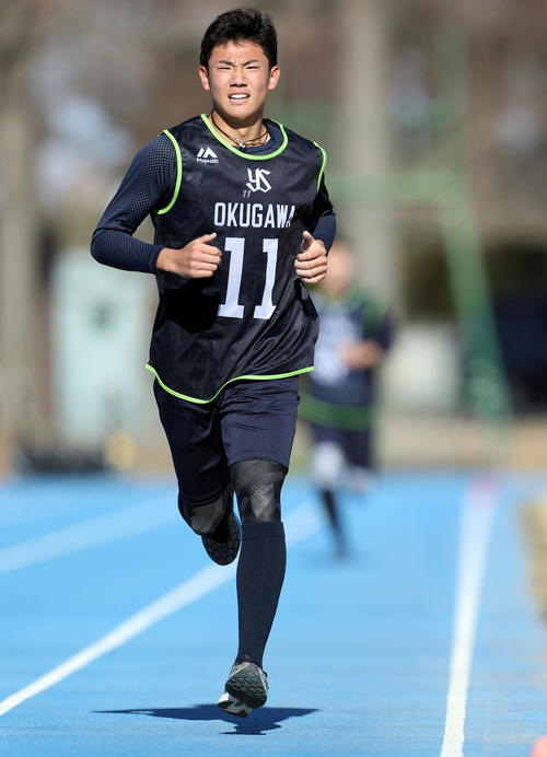 厳しい表情でランニングする奥川（撮影・狩俣裕三）