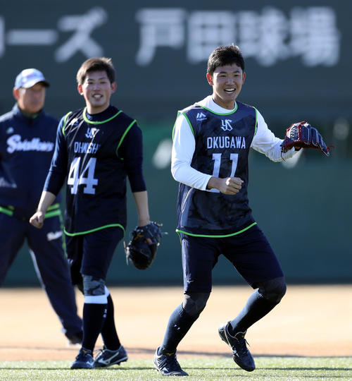 ノックで笑顔を見せる奥川（右）。左は大西（撮影・狩俣裕三）