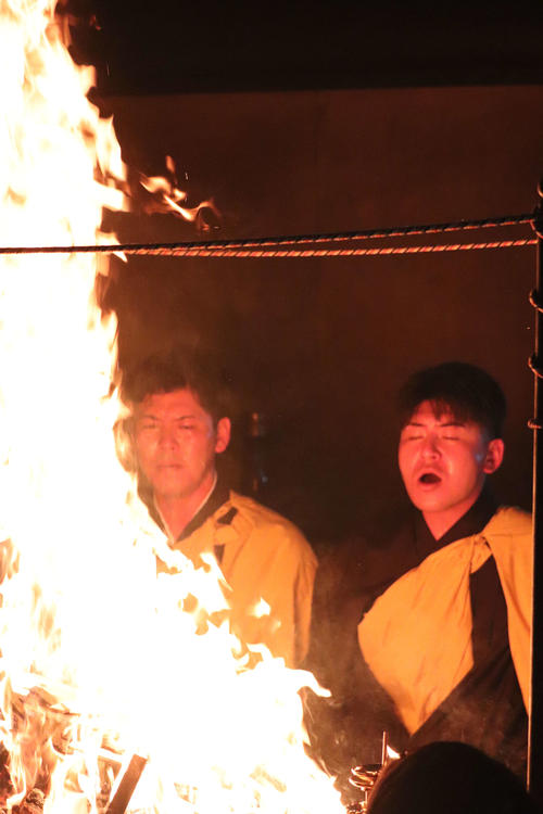 護摩行で経を唱える広島会沢（右）と小窪（撮影・前原淳