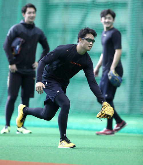 室内練習場でサングラスをつけてノックを受ける日本ハム鈴木（撮影・黒川智章）